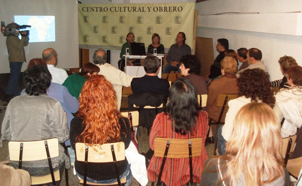 Los profesores totaneros, Juan Manuel Martínez y Mari Carmen Alpañez, relataron su experiencia en Uganda, en una interesante charla, organizada por el Centro Cultural y Obrero, Foto 1