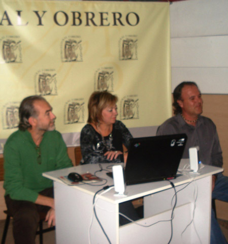 Los profesores totaneros, Juan Manuel Martínez y Mari Carmen Alpañez, relataron su experiencia en Uganda, en una interesante charla, organizada por el Centro Cultural y Obrero, Foto 3