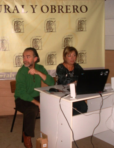 Los profesores totaneros, Juan Manuel Martínez y Mari Carmen Alpañez, relataron su experiencia en Uganda, en una interesante charla, organizada por el Centro Cultural y Obrero, Foto 4