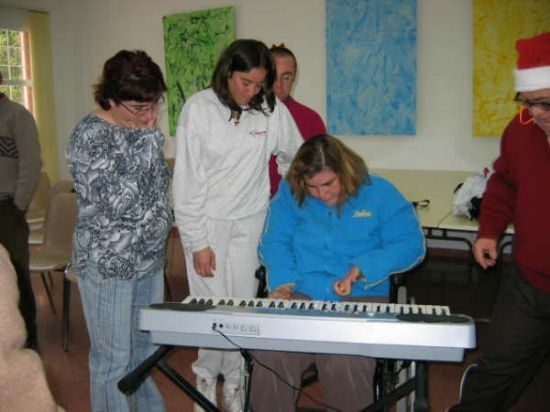 LOS ALUMNOS Y PROFESORES DEL CENTRO OCUPACIONAL CELEBRAN LA LLEGADA DE LA NAVIDAD, Foto 3