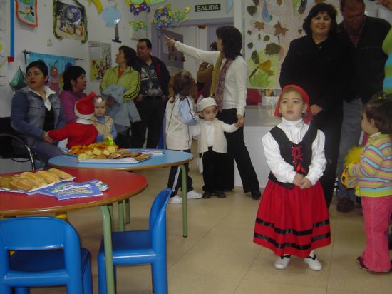 LOS CONCEJALES DE EDUCACIÓN E INFANCIA VISITAN LAS FIESTAS DE NAVIDAD DE LAS ESCUELAS INFANTILES DE TOTANA, Foto 1