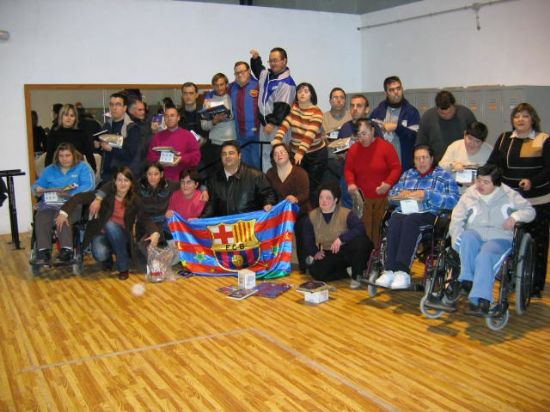 LA PEÑA BARCELONISTA DE TOTANA REALIZA UNA VISITA AL CENTRO OCUPACIONAL MUNICIPAL Y REGALA OBSEQUIOS A LOS USUARIOS POR LA NAVIDAD , Foto 1