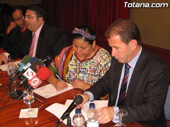 LA PREMIO NOBEL DE LA PAZ RIGOBERTA MENCHÚ FIRMA UN CONVENIO CON EL ALCALDE PARA FINCIAR UN PROYECTO DE COOPERACIÓN AL DESARROLLO EN GUATEMALA, Foto 1