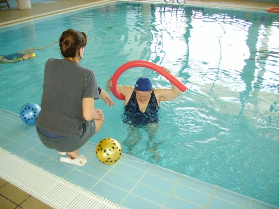 EL SERVICIO GRATUITO DE ACTIVIDADES ACUÁTICAS EN LA PISCINA CUBIERTA SE AMPLÍA DURANTE DOS DÍAS A LA SEMANA PARA LOS SOCIOS DEL CENTRO MUNICIPAL DE PERSONAS MAYORES (2008), Foto 4