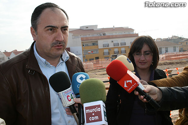 LAS OBRAS DE URBANIZACIÓN DE LAS VIVIENDAS DE “EL CABECICO”, CUYOS PLAZOS ESTABLECIDOS SE ESTÁN CUMPLIENDO, ESTARÁN FINALIZADAS PARA EL MES DE MARZO (2008), Foto 2