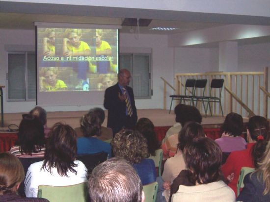 EL IES JUAN DE LA CIERVA ORGANIZA UNA CHARLA SOBRE EL ACOSO ESCOLAR EN LOS CENTROS DE ENSEÑANZA, Foto 2