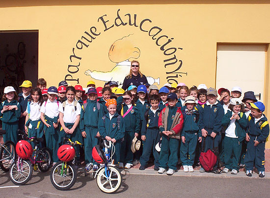 50 NIÑOS Y NIÑAS DE ORIHUELA REALIZAN PRÁCTICAS DE EDUCACIÓN VIAL EN TOTANA, Foto 1