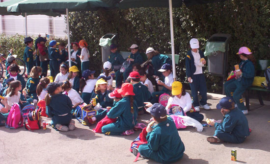 50 NIÑOS Y NIÑAS DE ORIHUELA REALIZAN PRÁCTICAS DE EDUCACIÓN VIAL EN TOTANA, Foto 2