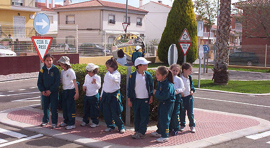 50 NIÑOS Y NIÑAS DE ORIHUELA REALIZAN PRÁCTICAS DE EDUCACIÓN VIAL EN TOTANA, Foto 3