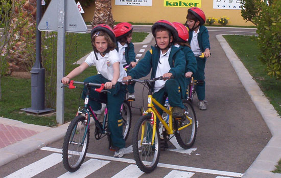 50 NIÑOS Y NIÑAS DE ORIHUELA REALIZAN PRÁCTICAS DE EDUCACIÓN VIAL EN TOTANA, Foto 4