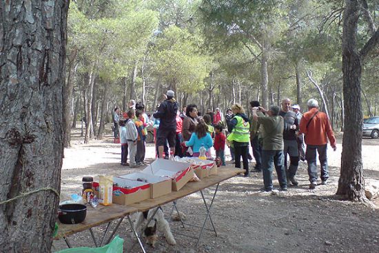 El club senderista de Totana celebró su primer día de convivencia familiar, que tuvo lugar en el paraje de la Balsa Grande, Foto 1