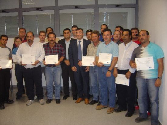 TRABAJADORES DEL SERVICIO MUNICIPAL DE RECOGIDA DE BASURAS RECIBEN DIPLOMAS CURSO PREVENCIÓN RIESGOS LABORALES OFRECIDO POR TECMED , Foto 1