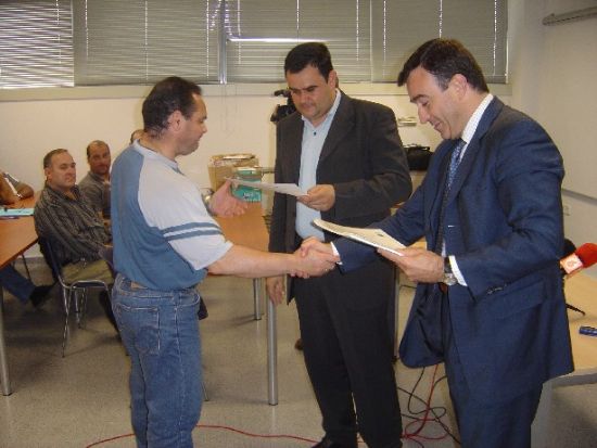 TRABAJADORES DEL SERVICIO MUNICIPAL DE RECOGIDA DE BASURAS RECIBEN DIPLOMAS CURSO PREVENCIÓN RIESGOS LABORALES OFRECIDO POR TECMED , Foto 2