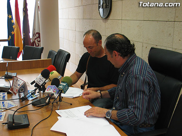 EL TOTANERO MARCOS TORRENTE PARTICIPARÁ EN LA AVENTURA “DE CAMINO AL EVEREST 2010”, DONDE TRAS ALCANZAR PREVIAMENTE TRES CIMAS COLOCARÁ LA BANDERA DE TOTANA EN LA MONTAÑA MÁS ALTA DEL PLANETA, Foto 2