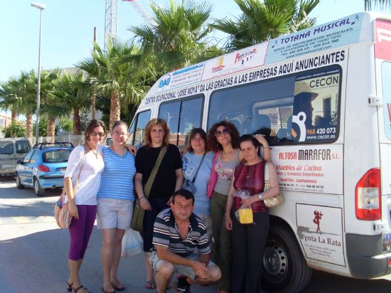 LOS USUARIOS DEL SERVICIO MUNICIPAL DE APOYO PSICOSOCIAL SE TRASLADARON A LA CAPITAL MURCIANA PARA CONOCER DE PRIMERA MANO LA REALIDAD DEL CENTRO COMERCIAL “NUEVA CONDOMINA”, Foto 1