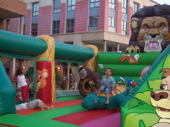 NUMEROSOS NIÑOS Y NIÑAS SE DIVIERTEN A LO LARGO DE LA SEMANA EN LA PLAZA DE LA BALSA VIEJA CON LAS ACTIVIDADES INFANTILES E HINCHABLES, Foto 1