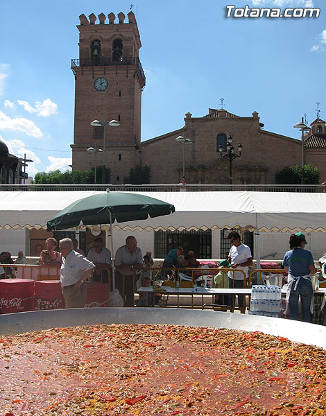 FINALIZAN LAS FIESTAS DEL CENTRO MUNICIPAL DE PERSONAS MAYORES CON LA DEGUSTACIÓN DE LA PAELLA POPULAR EN LA PLAZA BALSA VIEJA QUE CONGREGÓ A CENTENARES DE SOCIOS Y MAYORES, Foto 1