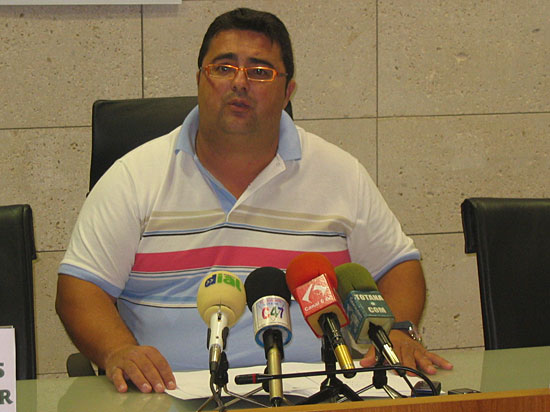 EL PROGRAMA DE FIESTAS DEL CENTRO MUNICIPAL DE PERSONAS MAYORES SE INICIA HOY CON LA CELEBRACIÓN DE UNA MISA CANTADA POR EL CORO “SANTA CECILIA” Y LA CORONACIÓN DE LA REINA 2007 JUNTO A SUS DAMAS DE HONOR (2007), Foto 2