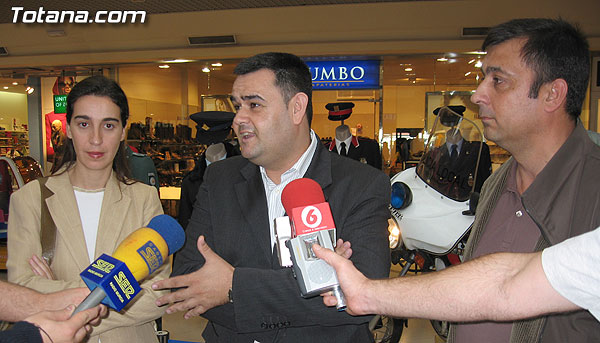 LOS CONCEJALES DE SEGURIDAD DE MURCIA Y TOTANA INAUGURAN LA EXPOSICIÓN DE MATERIAL DEL MUSEO DE LA POLICÍA LOCAL EN CARREFOUR “ATALAYAS”, Foto 1