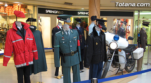 LOS CONCEJALES DE SEGURIDAD DE MURCIA Y TOTANA INAUGURAN LA EXPOSICIÓN DE MATERIAL DEL MUSEO DE LA POLICÍA LOCAL EN CARREFOUR “ATALAYAS”, Foto 2