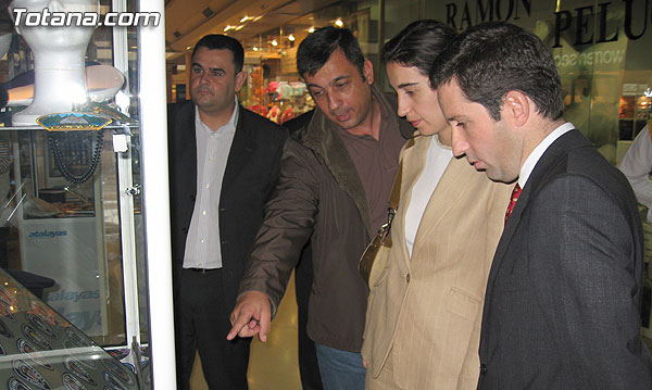 LOS CONCEJALES DE SEGURIDAD DE MURCIA Y TOTANA INAUGURAN LA EXPOSICIÓN DE MATERIAL DEL MUSEO DE LA POLICÍA LOCAL EN CARREFOUR “ATALAYAS”, Foto 3