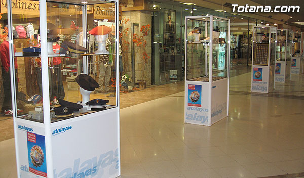 LOS CONCEJALES DE SEGURIDAD DE MURCIA Y TOTANA INAUGURAN LA EXPOSICIÓN DE MATERIAL DEL MUSEO DE LA POLICÍA LOCAL EN CARREFOUR “ATALAYAS”, Foto 4