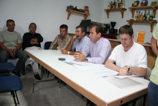 EL ALCALDE Y EL CONCEJAL DE PEDANÍAS SE REÚNEN CON LOS VECINOS DE EL RAIGUERO PARA INFORMAR DE CÓMO AFECTA EL FUTURO PLAN GENERAL DE ORDENACIÓN URBANA A ESTA DIPUTACIÓN, Foto 1