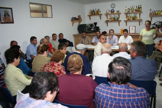 EL ALCALDE Y EL CONCEJAL DE PEDANÍAS SE REÚNEN CON LOS VECINOS DE EL RAIGUERO PARA INFORMAR DE CÓMO AFECTA EL FUTURO PLAN GENERAL DE ORDENACIÓN URBANA A ESTA DIPUTACIÓN, Foto 2
