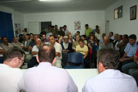 EL ALCALDE Y EL CONCEJAL DE PEDANÍAS SE REÚNEN CON LOS VECINOS DE EL RAIGUERO PARA INFORMAR DE CÓMO AFECTA EL FUTURO PLAN GENERAL DE ORDENACIÓN URBANA A ESTA DIPUTACIÓN, Foto 3