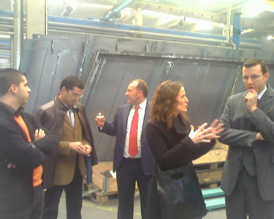 REALIZAN UNA VISITA PARA CONOCER EL PROCESO DE FABRICACIÓN DE TRES VEHÍCULOS RECOLECTORES DE RECOGIDA DE RESIDUOS SÓLIDOS QUE PRESTARÁN SERVICIO EN BREVE POR LAS CALLES DE TOTANA, Foto 1