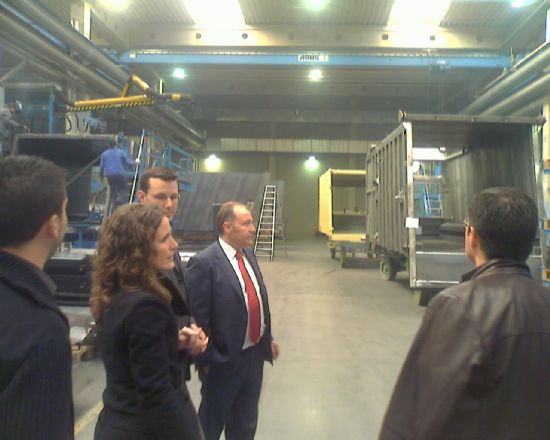 REALIZAN UNA VISITA PARA CONOCER EL PROCESO DE FABRICACIÓN DE TRES VEHÍCULOS RECOLECTORES DE RECOGIDA DE RESIDUOS SÓLIDOS QUE PRESTARÁN SERVICIO EN BREVE POR LAS CALLES DE TOTANA, Foto 2