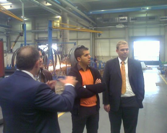 REALIZAN UNA VISITA PARA CONOCER EL PROCESO DE FABRICACIÓN DE TRES VEHÍCULOS RECOLECTORES DE RECOGIDA DE RESIDUOS SÓLIDOS QUE PRESTARÁN SERVICIO EN BREVE POR LAS CALLES DE TOTANA, Foto 3