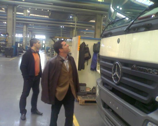 REALIZAN UNA VISITA PARA CONOCER EL PROCESO DE FABRICACIÓN DE TRES VEHÍCULOS RECOLECTORES DE RECOGIDA DE RESIDUOS SÓLIDOS QUE PRESTARÁN SERVICIO EN BREVE POR LAS CALLES DE TOTANA, Foto 4