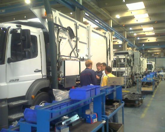 REALIZAN UNA VISITA PARA CONOCER EL PROCESO DE FABRICACIÓN DE TRES VEHÍCULOS RECOLECTORES DE RECOGIDA DE RESIDUOS SÓLIDOS QUE PRESTARÁN SERVICIO EN BREVE POR LAS CALLES DE TOTANA, Foto 6