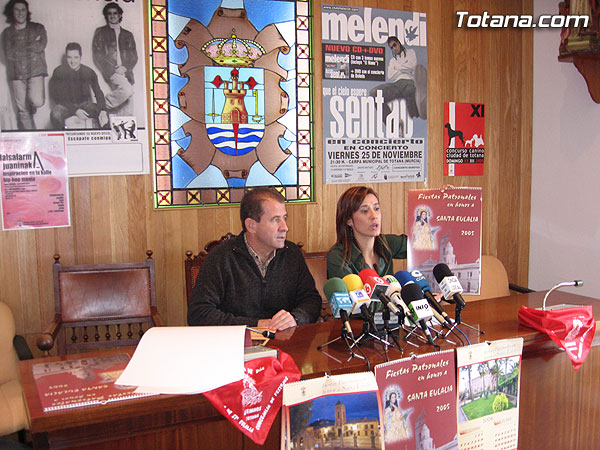 EL ALCALDE Y LA CONCEJAL DE FESTEJOS PRESENTAN EL PROGRAMA DE LAS FIESTAS PATRONALES DE SANTA EULALIA´2005 QUE YA ESTÁ EN LA CALLE , Foto 1