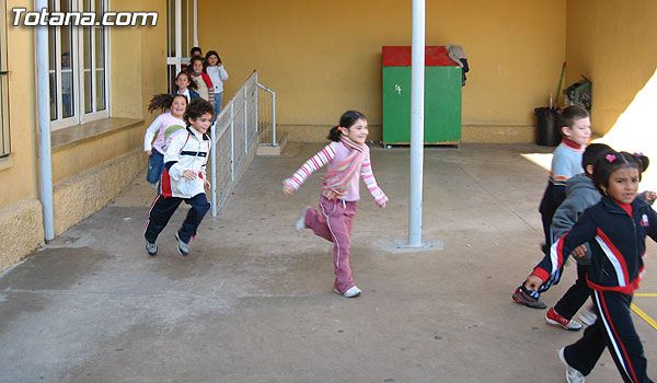 SIMULACRO DE EVACUACIÓN DE INCENDIO EN EL COLEGIO SANTIAGO DE TOTANA, Foto 1