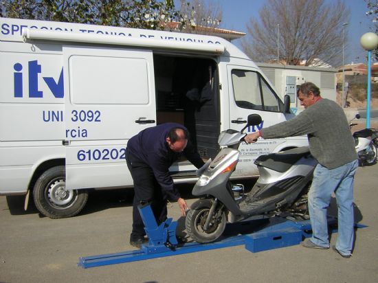 LA UNIDAD MÓVIL DE LA INSPECCIÓN TÉCNICA DE VEHÍCULOS (ITV), UBICADA EN EL RECINTO FERIAL, PASÓ LA REVISIÓN OBLIGATORIA A 25 CICLOMOTORES (2008), Foto 1