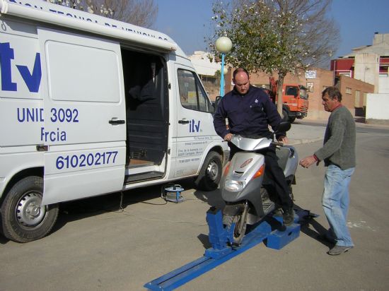 LA UNIDAD MÓVIL DE LA INSPECCIÓN TÉCNICA DE VEHÍCULOS (ITV), UBICADA EN EL RECINTO FERIAL, PASÓ LA REVISIÓN OBLIGATORIA A 25 CICLOMOTORES (2008), Foto 2