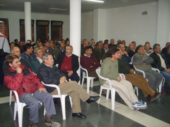 EL AYUNTAMIENTO ACTUARÁ DE MEDIADOR CON LOS SINDICATOS AGRARIOS Y GANADEROS PARA FACILITAR UNA BOLSA DE TRABAJO AL COLECTIVO DE PERSONAS AFECTADAS POR LAS RECIENTES INSPECCIONES DEL SERVICIO DE TRABAJO AL SECTOR (2008), Foto 3