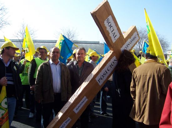 EL CONCEJAL DE AGRICULTURA Y GANADERÍA ACOMPAÑA AL MEDIO CENTENAR DE GANADEROS DE LA LOCALIDAD A LA MANIFESTACIÓN DE MADRID EN SUS REIVINDICACIONES POR LA CRISIS DEL SECTOR Y RECLAMAR AYUDAS AL MINISTERIO, Foto 1