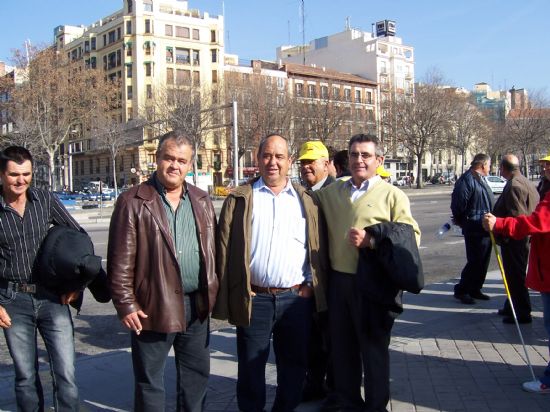 EL CONCEJAL DE AGRICULTURA Y GANADERÍA ACOMPAÑA AL MEDIO CENTENAR DE GANADEROS DE LA LOCALIDAD A LA MANIFESTACIÓN DE MADRID EN SUS REIVINDICACIONES POR LA CRISIS DEL SECTOR Y RECLAMAR AYUDAS AL MINISTERIO, Foto 8