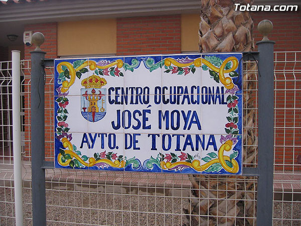 AUTORIDADES MUNICIPALES VISITAN EL CENTRO OCUPACIONAL “JOSÉ MOYA” PARA COMPROBAR EL AVANZADO ESTADO DE LAS OBRAS DE LOS NUEVOS VESTUARIOS ADAPTADOS Y EL ACONDICIONAMIENTO DE LA NAVE TALLER ACTUAL, Foto 1