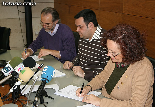 EL AYUNTAMIENTO DE TOTANA Y LOS I.ES. “JUAN DE LA CIERVA” Y “PRADO MAYOR” FIRMAN UN ACUERDO DE COLABORACIÓN PARA ESTABLECER UN PUNTO DE INFORMACIÓN JUVENIL EN LOS CENTROS EDUCATIVOS Y CREAR LA FIGURA DEL “CORRESPONSAL JUVENIL”, Foto 1