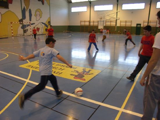 LA JORNADA DE FÚTBOL SALA ALEVÍN, ENMARCADA EN LOS JUEGOS ESCOLARES DEL PROGRAMA DE DEPORTE ESCOLAR, CUENTA CON LA PARTICIPACIÓN DE LOS NUEVE CENTROS DE ENSEÑANZA PRIMARIA DE LA LOCALIDAD, Foto 4