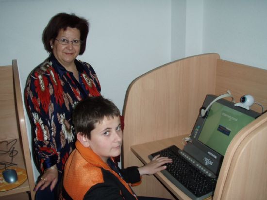 LOS VECINOS DEL BARRIO SAN FRANCISCO CUENTAN YA CON UN AULA CON CONEXIÓN A INTERNET, Foto 2