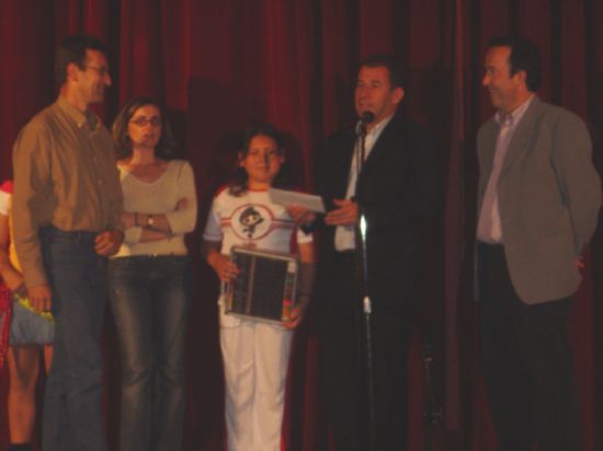 RECIBE PREMIO ALUMNA GANADORA CONCURSO DIBUJO QUE ILUSTRA CARTEL ANUNCIADOR XII MUESTRA TEATRO ESCOLAR , Foto 1