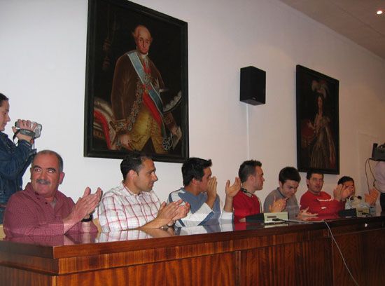 ALCALDE Y CONCEJAL DE DEPORTES REALIZAN RECEPCIÓN OFICIAL PLANTILLA Y DIRECTIVA CAPUCHINOS FÚTBOL SALSA POR ASCENSO A PRIMERA DIVISIÓN A , Foto 2