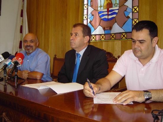 EL AYUNTAMIENTO DE TOTANA SUSCRIBE UN CONVENIO DE COLABORACIÓN CON LA NUEVA ASOCIACIÓN DE EMPRESARIOS DE LA MADERA PARA LA PROMOCIÓN DEL SECTOR, Foto 1