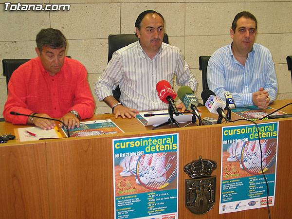 UN TOTAL DE 30 ALUMNOS SE BENEFICIARÁN DEL CONVENIO FIRMADO ENTRE LA CONCEJALÍA DE DEPORTES Y LA ESCUELA DE TENIS POR UN IMPORTE DE 1.500 EUROS PARA REALIZAR UN CURSO INTEGRAL DESDE EL 8 DE JUNIO AL 21 DE JULIO EN LAS PISTAS DEL CLUB DE TENIS DE TOTANA, Foto 2