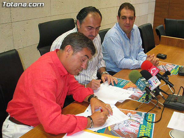 UN TOTAL DE 30 ALUMNOS SE BENEFICIARÁN DEL CONVENIO FIRMADO ENTRE LA CONCEJALÍA DE DEPORTES Y LA ESCUELA DE TENIS POR UN IMPORTE DE 1.500 EUROS PARA REALIZAR UN CURSO INTEGRAL DESDE EL 8 DE JUNIO AL 21 DE JULIO EN LAS PISTAS DEL CLUB DE TENIS DE TOTANA, Foto 3